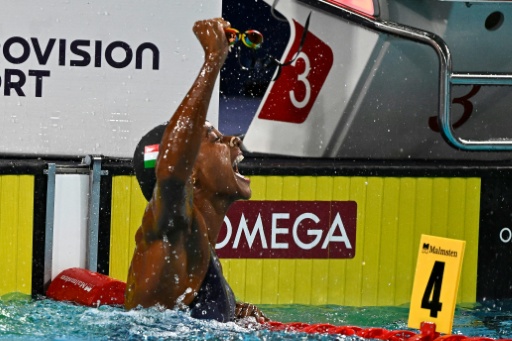 Sara Curtis set the first world record of the European championships in Paris — JULIEN DE ROSA / AFP