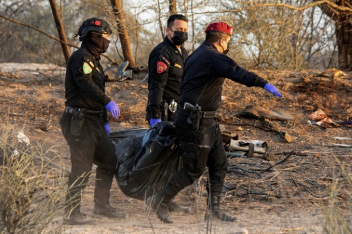 Agentes de policía trabajan en el lugar de un accidente aéreo en Perú. — Mariajulia VAREMAN / AFP