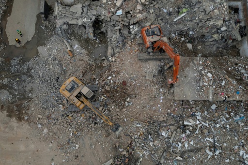 Com poucas esperanças, Colômbia continua remoção de escombros de terremoto