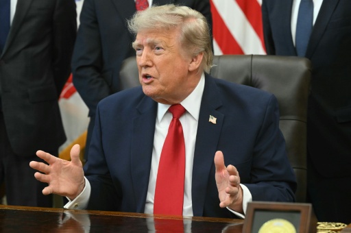 El presidente estadounidense, Donald Trump, habla con la prensa en el Despacho Oval de la Casa Blanca, en Washington, el 13 de julio de 2026