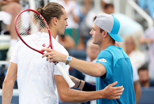 Alexander Zverev (izquierda) felicita a Tommy Paul tras los octavos de final del Masters 1000 de Cincinnati el 19 de agosto de 2026 — Emilee Chinn