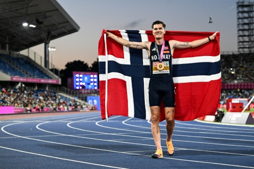 Jakob Ingebrigtsen celebrates after winning in the European 5,000m — Paul ELLIS / AFP