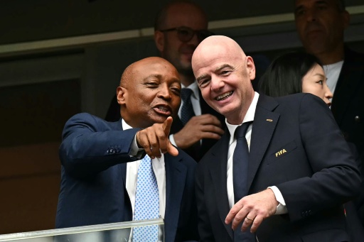 Infantino can still count on the support of Confederation of African Football (CAF) President Patrice Motsepe (L) — Paul ELLIS / AFP