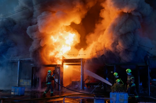 Des pompiers ukrainiens luttent contre un incendie après une attaque aérienne russe, le 16 août 2026 à Kiev — Tetiana DZHAFAROVA / AFP