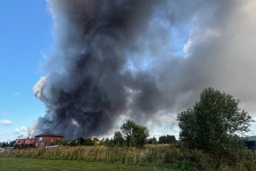 De la fumée s'élève depuis un centre logistique du géant russe de l'e-commerce Wildberries, le 16 août 2026 à Podolsk, près de Moscou — TATYANA MAKEYEVA / AFP