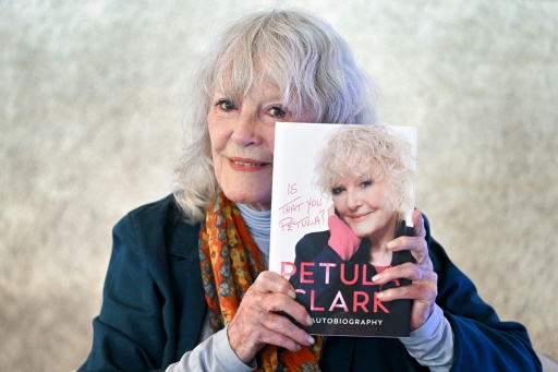 La cantante, actriz y compositora británica Petula Clark asistió al Festival del Libro de Collonge, donde los amantes de la literatura pueden conocer e interactuar con los autores — Fabrice COFFRINI / AFP