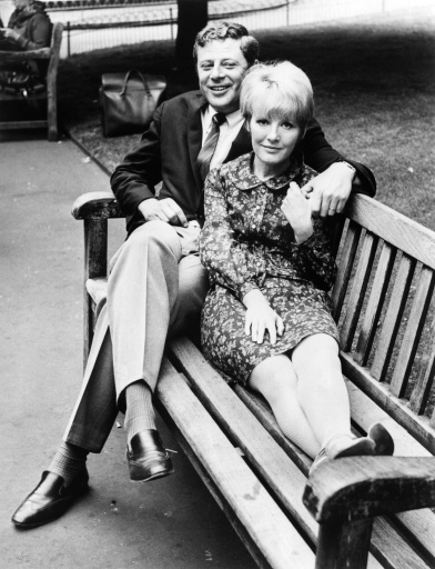 Petula Clark junto a su esposo, Claude Wolff, publicista de Vogue Records, en junio de 1966 — - / AFP