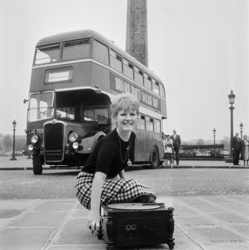 Petula Clark en la Plaza de la Concordia de París, el 11 de junio de 1963. La cantante británica también se convirtió en una gran estrella discográfica en Francia — - / AFP