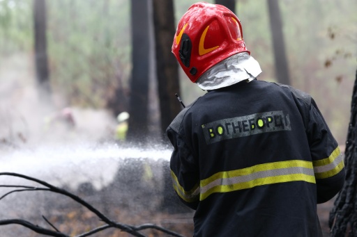 Un pompier tente d'éteindre un feu près du village du Temple, dans le sud-ouest de la France, le 3 août 2026 — ROMAIN PERROCHEAU / AFP