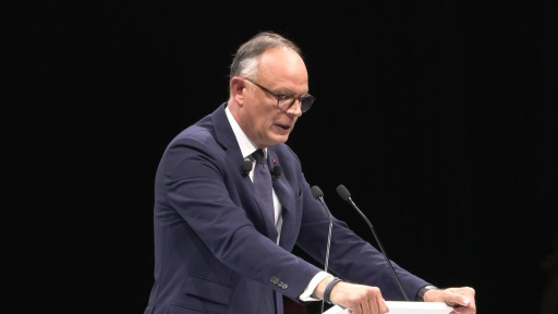 Philippe "assume" de demander des sacrifices, propose "une refonte massive de l'école"
