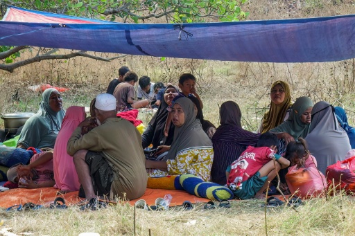Des habitants ont passé la nuit dehors après le puissant séisme qui a secoué l'île indonésienne de Florès, dans l'est de l'archipel, le 16 août 2026 à Sikka, dans la province de Nusa Tenggara Est — ARNOLD WELIANTO / AFP