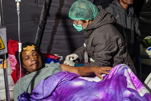 Une personne reçoit des soins après avoir été blessée dans le puissant séisme qui a secoué l'île indonésienne de Florès, dans l'est de l'archipel, le 15 août 2026 à Ruteng, dans la province de Nusa Tenggara Est — JUNI KRISWANTO / AFP