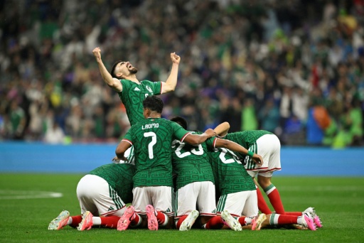 Jogadores da seleção mexicana comemoram um gol de Raúl Jiménez durante a partida da fase de 16-avos da Copa do Mundo entre México e Equador, no Estádio Azteca, na Cidade do México, em 30 de junho de 2026.