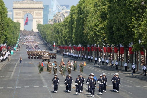Merz und Selenskyj verfolgen die bislang größte Militärparade zum französischen Nationalfeiertag