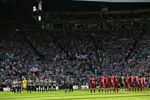 Jugadores del Newcastle (izquierda) y del Liverpool (derecha) durante un minuto de aplausos en recuerdo al fallecido Kevin Keegan, leyenda de ambos clubes. En Newcastle, antes de un partido de Premier League, el 23 de agosto de 2026 — Paul ELLIS / AFP