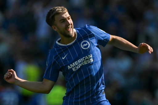 Jack Hinshelwood celebra uno de sus goles para el Brighton ante el Aston Villa en la primera jornada de la Premier League. En Brighton (sur de Inglaterra), el 23 de agosto de 2026 — Glyn KIRK / AFP
