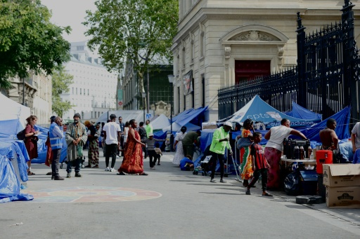 "Et le moral, ça va?" Dans la clinique mobile, des migrants à la rue à Paris qui craquent