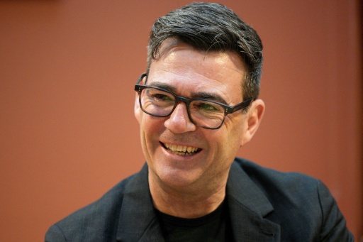 El nuevo primer ministro británico, Andy Burnham, sonríe durante una visita a un centro para personas sin hogar, pocas horas antes de asumir oficialmente el cargo, el 20 de julio de 2026 en Londres — Christopher Furlong / AFP