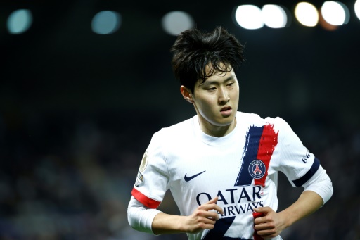 Atlético de Madrid contrata meio-campista sul-coreano Kang-In Lee, do PSG