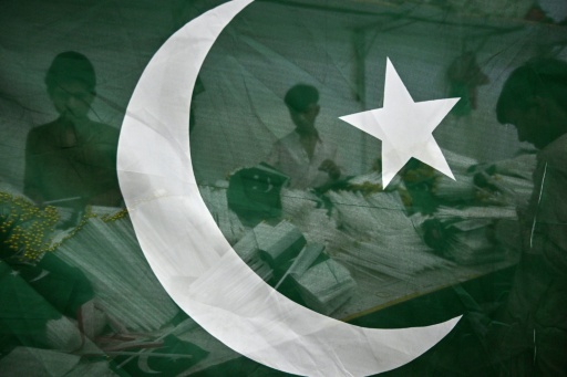 Des employés confectionnent des drapeaux pakistanais dans une usine à Karachi — Asif HASSAN / AFP