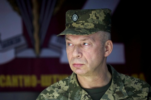 Photo diffusée par le service de presse de la présidence ukrainienne, le 4 octobre 2024, montrant le commandant en chef des forces armées ukrainiennes, Oleksandr Syrsky, en visite auprès de la 82e brigade d'assaut aéroporté dans un lieu tenu secret de la région de Soumy — Handout / AFP