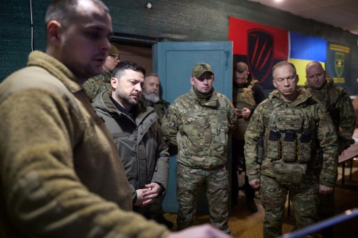 Photo diffusée par le Service de presse de la présidence ukrainienne,l e 6 mars 2026, montrant le président ukrainien Volodymyr Zelensky (2e g) et le commandant en chef des forces armées ukrainiennes Oleksandre Syrsky (2e d) en visite à un poste de commandement, près de Droujkivka, dans la région de Donetsk — Handout / AFP