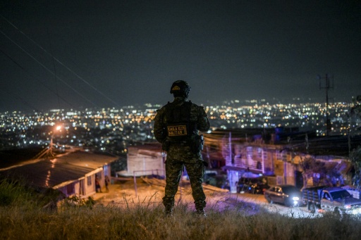 Un soldado colombiano monta guardia en el barrio Meléndez de Cali, Colombia, antes de la investidura presidencial del ultraderechista y aliado de Trump Abelardo de la Espriella — JOAQUIN SARMIENTO / AFP