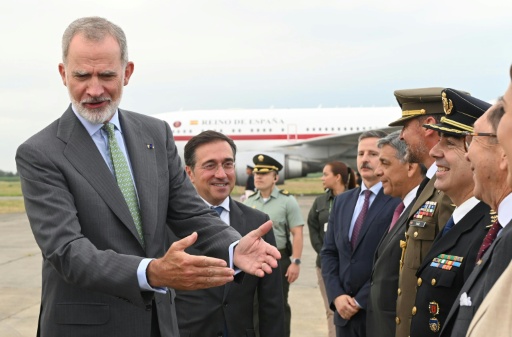 El rey Felipe VI de España (izq.) y el ministro de Asuntos Exteriores, José Manuel Albares, aterrizan en el aeropuerto Alfonso Bonilla Aragón, en Cali, Colombia, el 7 de agosto de 2026, para ir a la investidaura de Abelardo de la Espriella — Handout / AFP