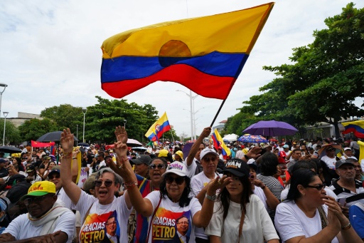 Unos partidarios del presidente saliente de Colombia, Gustavo Petro, se manifiestan en Barranquilla el 7 de agosto de 2026, antes de la asunción de su sucesor, Abelardo de la Espriella — Vanexa Romero / AFP