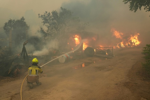 Des habitants évacués après un violent incendie ont trouvé refuge à Villamanta, à l'ouest de Madrid, le 24 juillet 2026 — Pierre-Philippe MARCOU / AFP