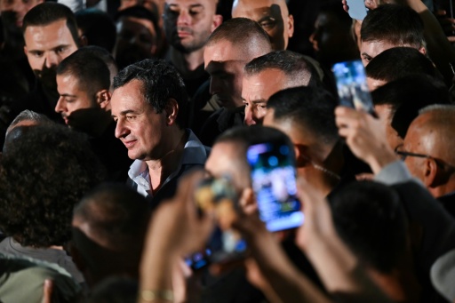 Una diputada de Kosovo lanza huevos contra el primer ministro interino