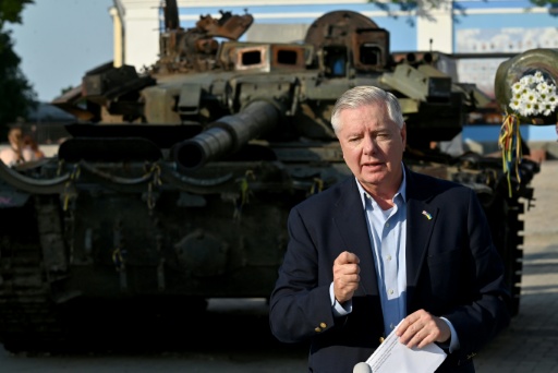 Le sénateur américain Lindsey Graham devant des équipements militaires russes édtruits exposés à Kiev le 26 mai 2023