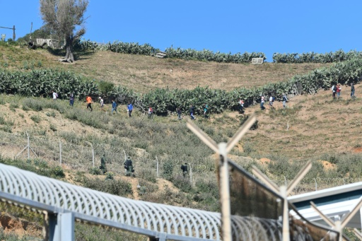 "Emergencia humanitaria" en el enclave español de Ceuta tras la entrada masiva de migrantes desde Marruecos