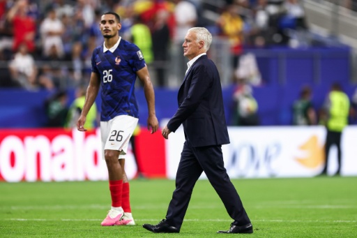 Le joueur de l'équipe de France Maxence Lacroix et le sélectionneur Didier Deschamps après l'élimination en demi-finale du Mondial-2026 contre l'Espagne, le 14 juillet 2026 à Arlington — FRANCK FIFE / AFP
