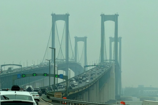 Cars travel across the Delaware Memorial Bridge as wildfire smoke from Canada causes hazy conditions — Daniel SLIM / AFP