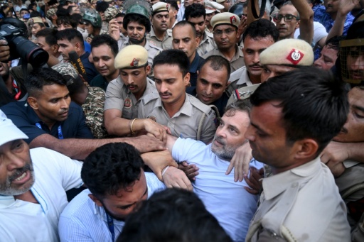 Les forces de sécurité détiennent le chef de l’opposition indienne, Rahul Gandhi (au centre), lors d’un sit-in pour réclamer la démission du Premier ministre Narendra Modi devant la résidence de ce dernier à New Delhi, le 21 juillet 2026 — Arun SANKAR / AFP