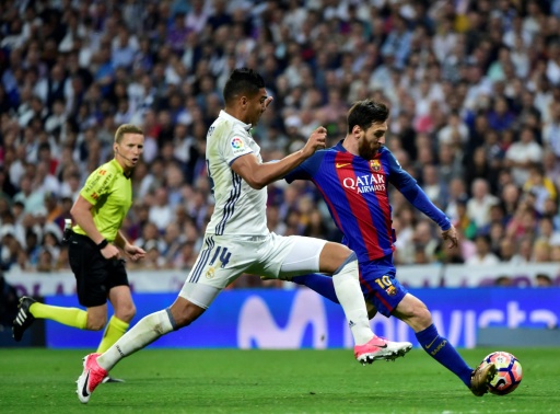 Casemiro (à esquerda) marca Lionel Messi durante uma partida entre Real Madrid e Barcelona em 23 de abril de 2017. — GERARD JULIEN / AFP
