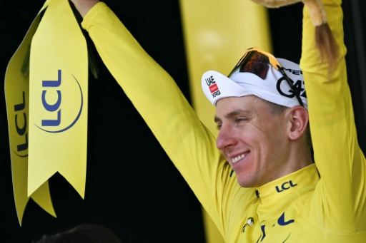 Le maillot jaune Tadej Pogacar sur le podium à l'arrivée de la 7e étape du Tour de France, le 10 juillet 2026 à Bordeaux