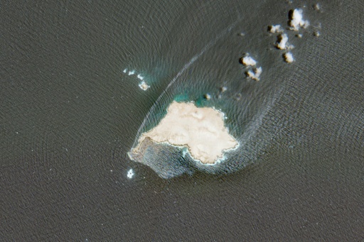 Image satellite obtenue grâce à Copernicus, le 4 août 2026, et prise le 28 juillet, montrant une nappe qui semble provenir d'une fuite de pétrole d'un navire échoué depuis plus d'un mois près de l'île d'Al-Qibliyyah, au large de la côte sud d'Oman. — - / AFP