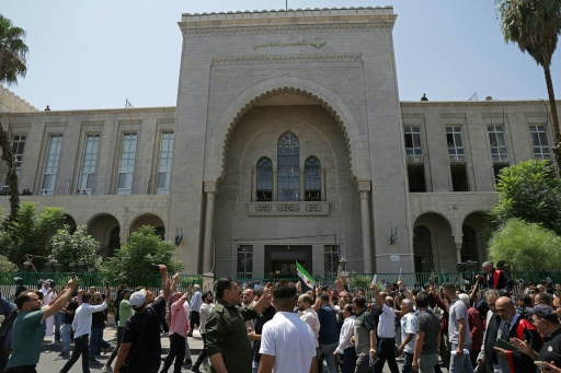 Des Syriens célèbrent la condamnation à mort par un tribunal de Damas le 11 août 2026 du président déchu Bachar al-Assad et d'autres ex-responsables de l'ancien pouvoir — Bakr ALkasem / AFP