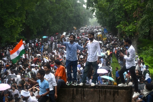 Des militants et sympathisants du "Parti du peuple des cafards" (CJP) manifestent pour réclamer la démission du ministre de l'Éducation, en raison de fraudes présumées aux examens universitaires, le 20 juillet 2026 à New Delhi, en Inde — Arun SANKAR / AFP