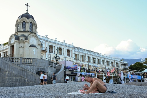 Un veraneante juega a las cartas en una playa de Yalta, en la Crimea anexionada, el 21 de julio de 2026 — Igor IVANKO / AFP