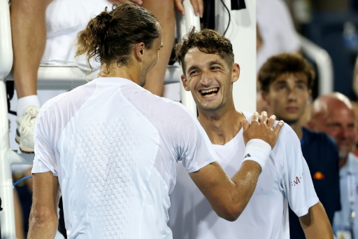 Alexander Zverev (de dos) salue le Français Terence Atmane après la qualification de l'Allemand pour les 8es de finale du tournoi Masters 1000 de Cincinnati le 17 août 2026 — Emilee Chinn