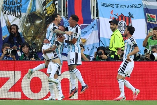 Sieg in Überzahl: Messi und Co. mit Mühe ins Halbfinale