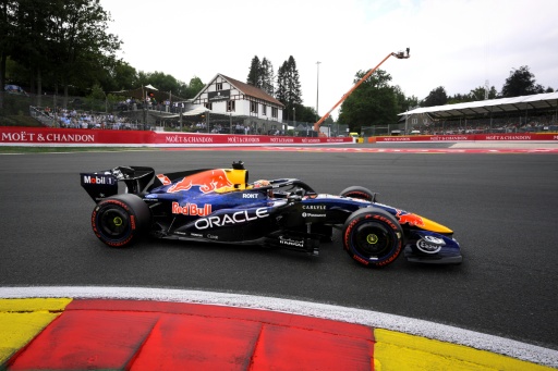 Max Verstappen (Red Bull) prend l'épingle de la Source durant les qualifications du Grand Prix de Belgique de Formule 1, le 18 juillet 2026 à Spa-Francorchamps — JOHN THYS / AFP