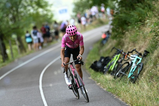 Former Giro d'Italia winner Richard Carapaz was only caught by the favourites 2.5km from the summit of the final climb — Loic VENANCE / AFP
