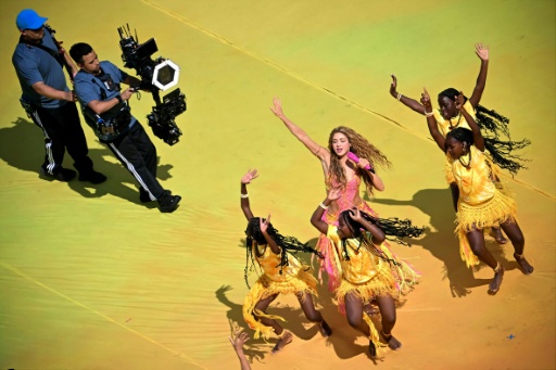 La colombiana Shakira (centro) actúa durante el entretiempo de la final del Mundial entre España y Argentina, en East Rutherford, afueras de Nueva York, el 19 de julio de 2026 — MAURO PIMENTEL / AFP