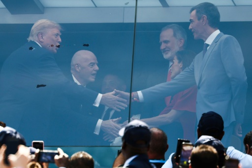 El presidente estadounidese Donald Trump (izquierda) estrecha la mano del jefe del gobierno español Pedro Sánchez y por detrás el patrón de la FIFA Gianni Infantino saluda a los reyes de España, Felipe VI y Letizia , antes de la final del Mundial de fútbol entre España y Argentina, en East Rutherford, afueras de Nueva York, el 19 de julio de 2026 — FRANCK FIFE / AFP