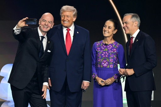 El presidente de la FIFA Gianni Infantino, el presidente estadounidense Donald Trump, la presidenta de México Claudia Sheinbaum y el primer ministro de Canadá Mark Carney durante el sorteo del Mundial 2026, el 5 de diciembre de 2025 en Washington

et le Premier ministre du Canada Mark Carney lors du tirage au sort de la Coupe du monde de football 2026, à Washington, le 5 décembre 2025 — Jim WATSON / AFP