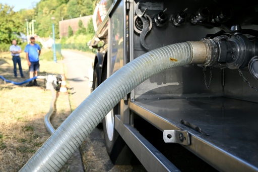 Un tuyau reliant un camion transportant de l'eau potable pour fournir la commune de Sainte-Marie-aux-Mines, dans l'est de la France, le 11 août 2026 — Jean-Christophe VERHAEGEN / AFP